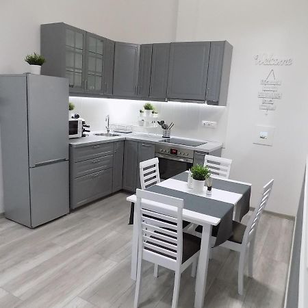 A10 Alkotmany B Apartment Будапеща Екстериор снимка