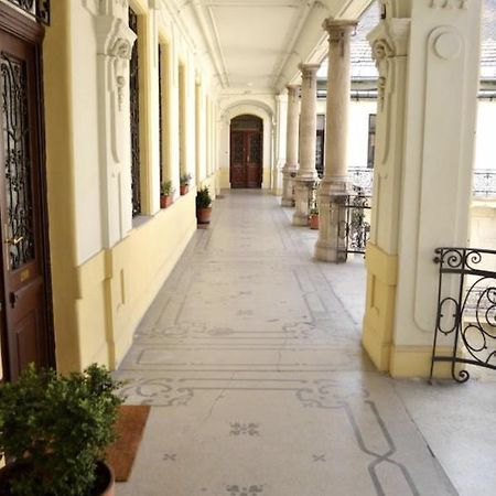 A10 Alkotmany B Apartment Будапеща Екстериор снимка