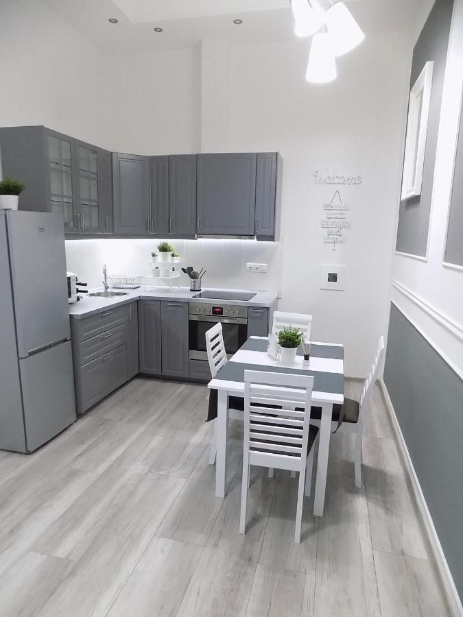 A10 Alkotmany B Apartment Будапеща Екстериор снимка