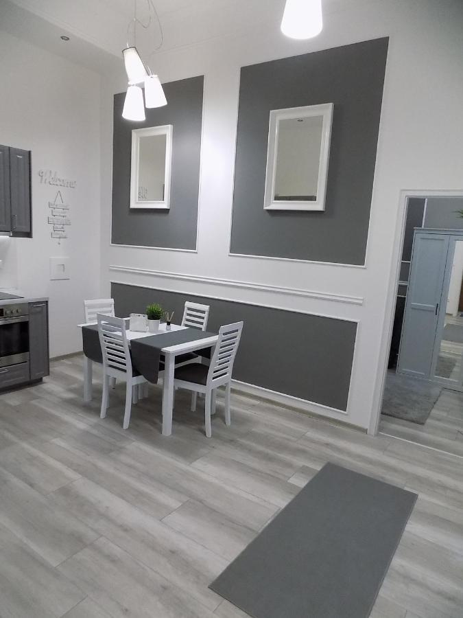 A10 Alkotmany B Apartment Будапеща Екстериор снимка