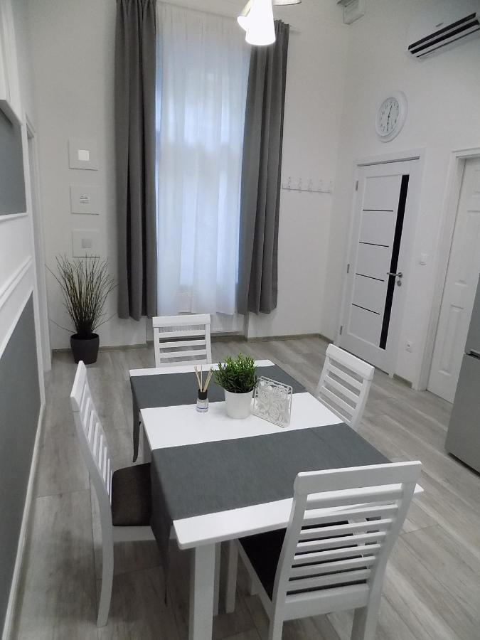 A10 Alkotmany B Apartment Будапеща Екстериор снимка