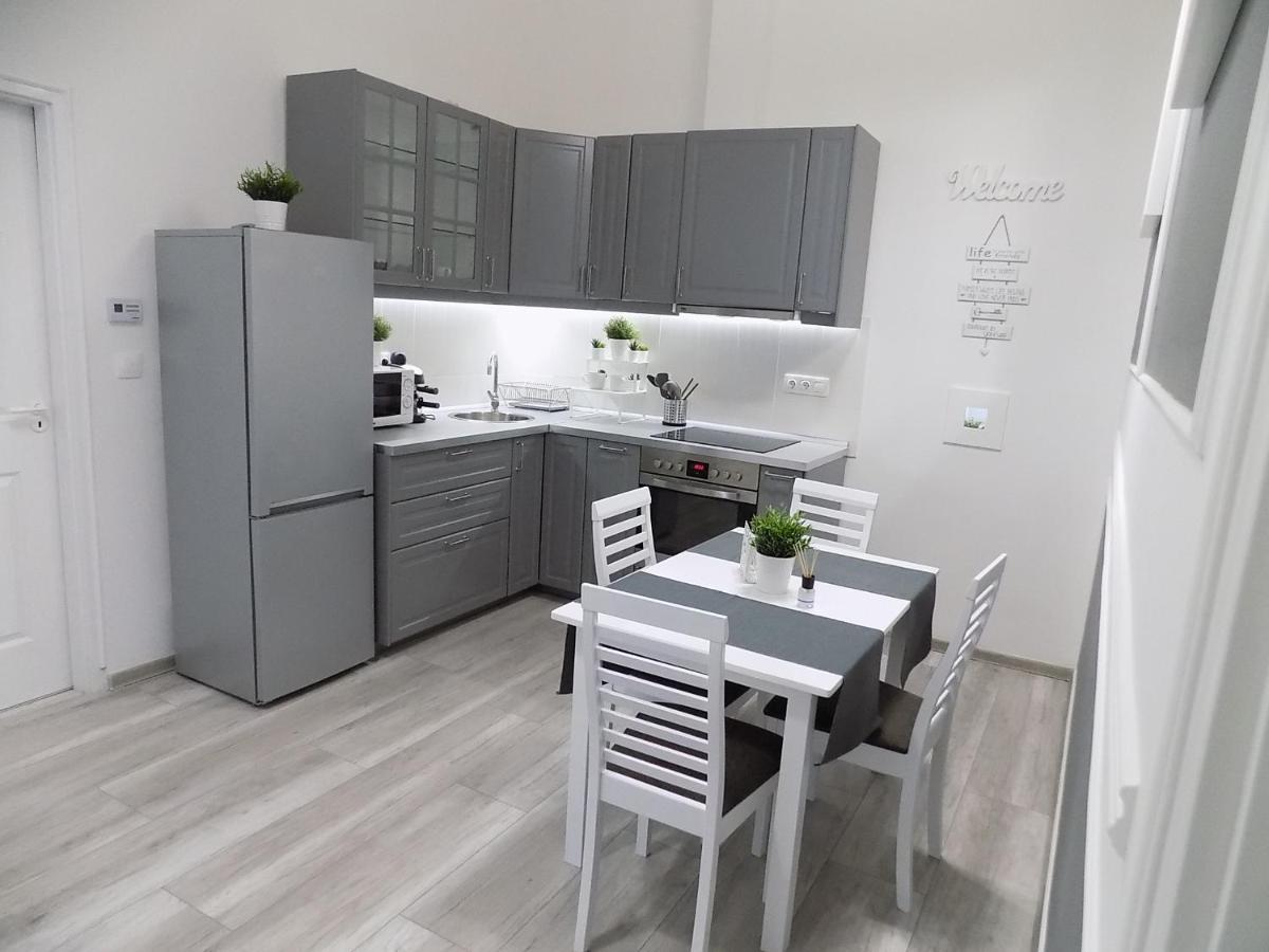 A10 Alkotmany B Apartment Будапеща Екстериор снимка