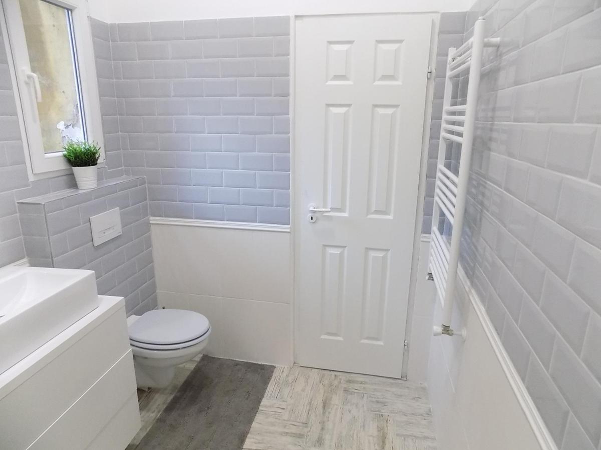 A10 Alkotmany B Apartment Будапеща Екстериор снимка