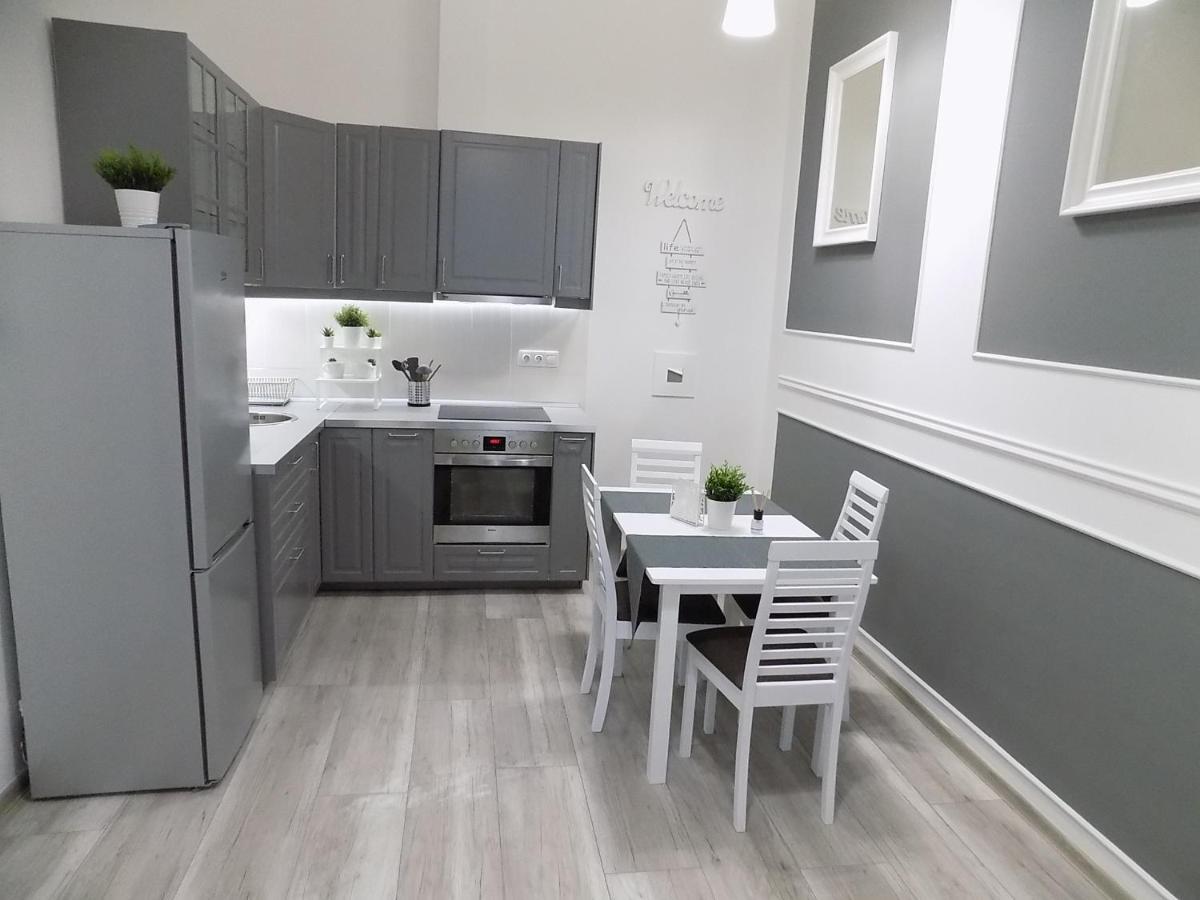 A10 Alkotmany B Apartment Будапеща Екстериор снимка
