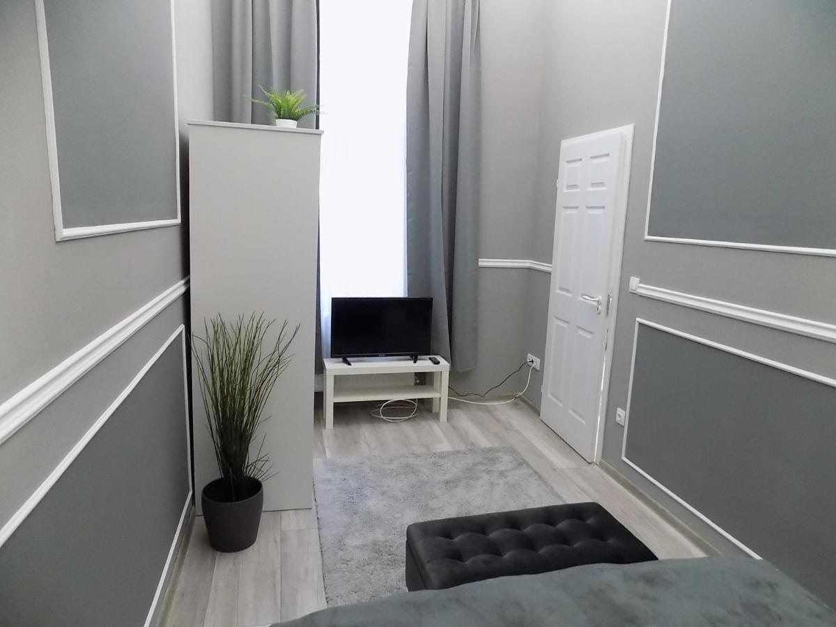 A10 Alkotmany B Apartment Будапеща Екстериор снимка