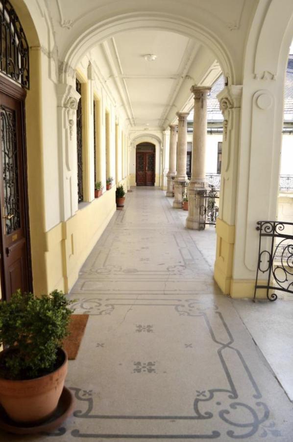 A10 Alkotmany B Apartment Будапеща Екстериор снимка